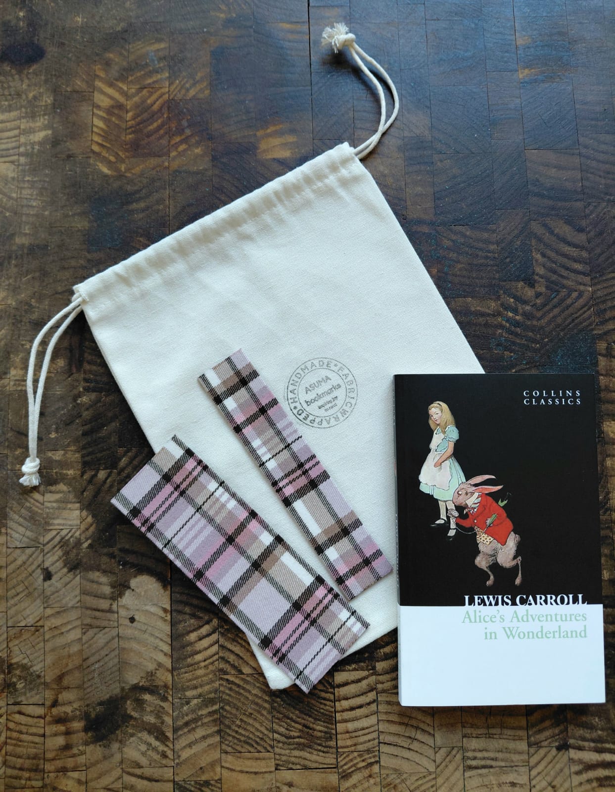 Alice's Adventures in Wonderland Book & Bookmark Gift Set - Image 4