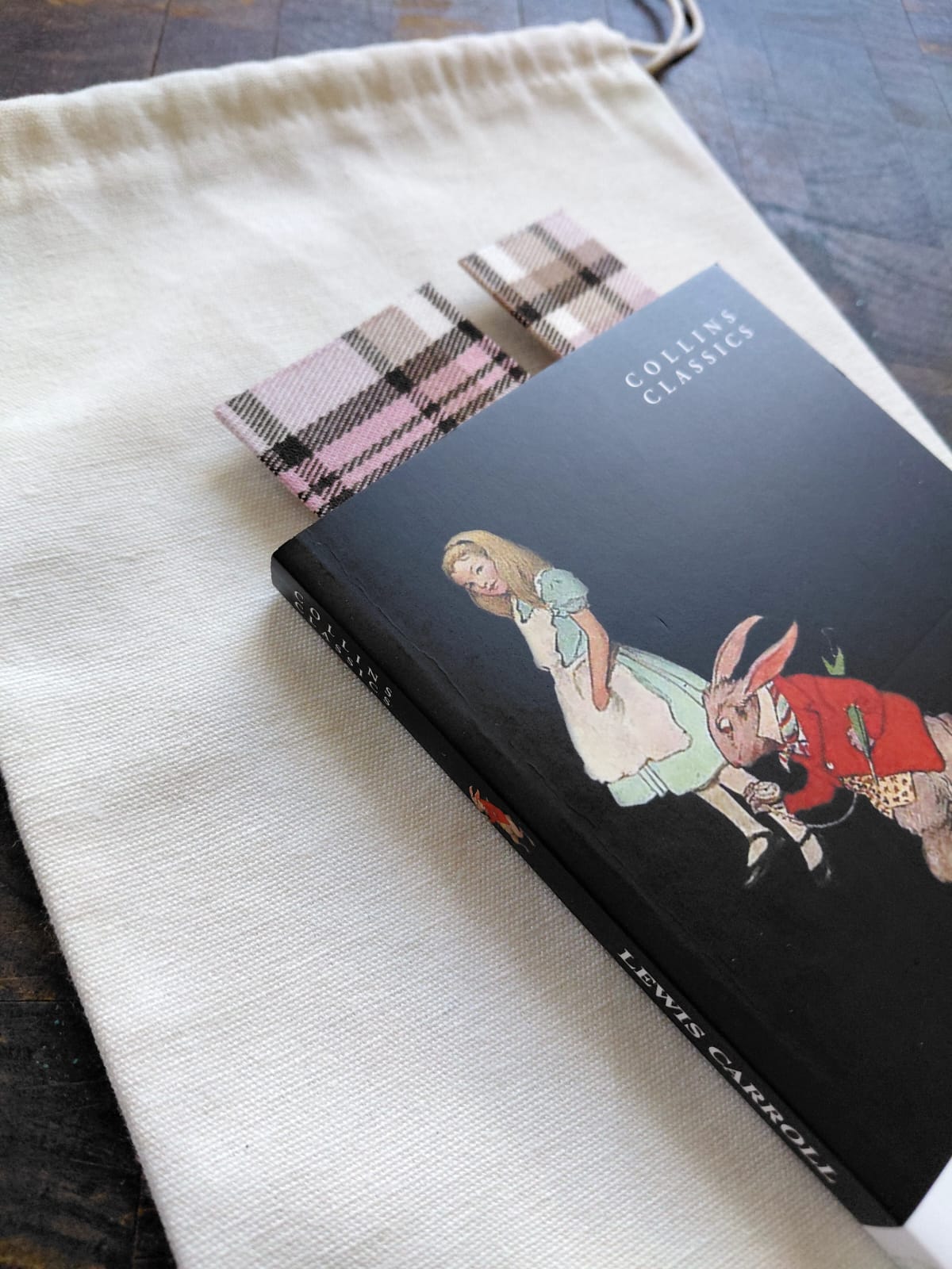 Alice's Adventures in Wonderland Book & Bookmark Gift Set - Image 3