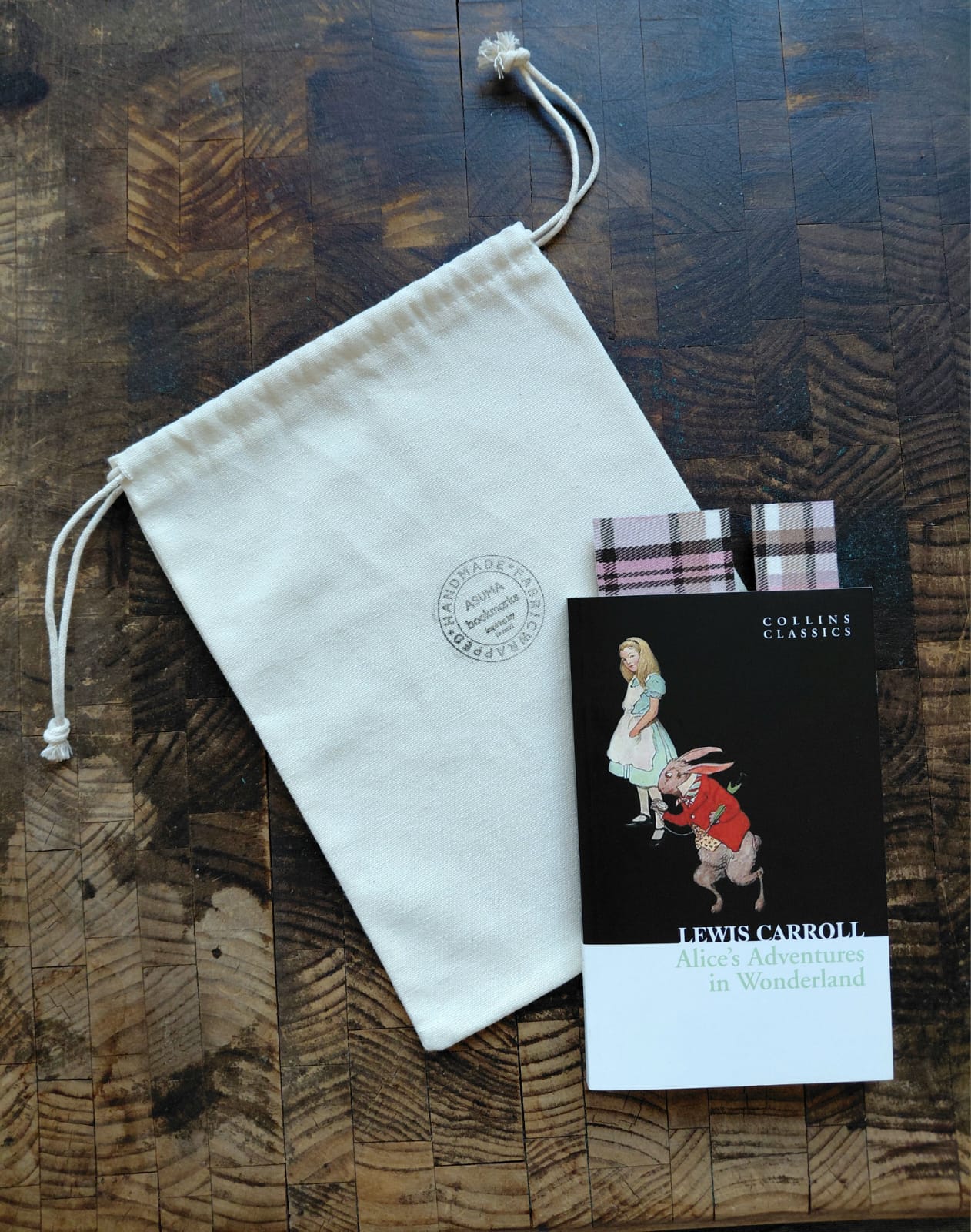 Alice's Adventures in Wonderland Book & Bookmark Gift Set - Image 1
